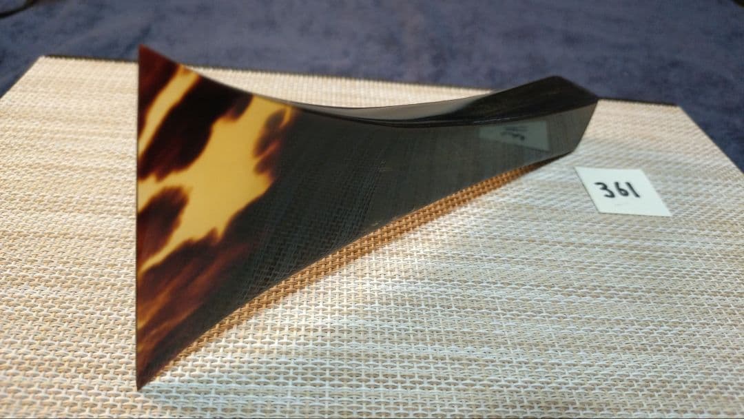 三味線バチ【送料無料】黒水牛天然素材361 送料無料】 日本製 津軽三味線用 鼈甲(べっ甲)撥 154 黒水牛台 一枚物