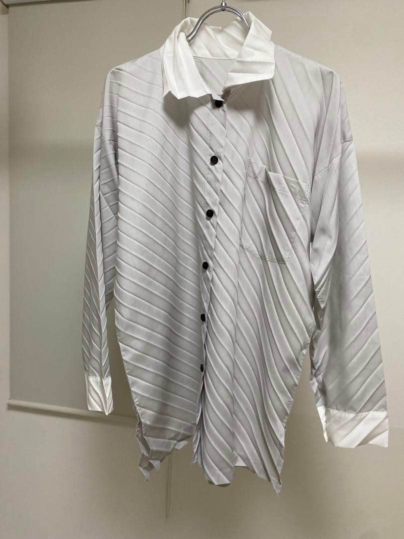 me by ISSEY MIYAKE 斜めプリーツシャツ スリット 白 長袖 ISSEY MIYAKE（イッセイミヤケ） ミーISSEY MIYAKE me ANGLE PLEATS