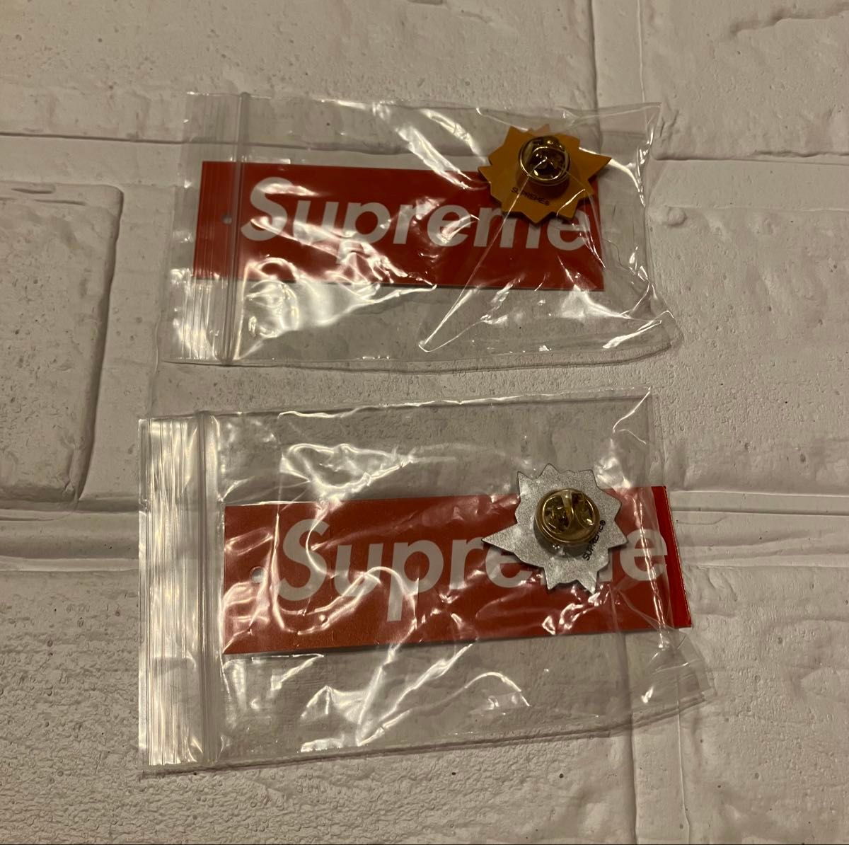 Supreme Bullet Hole Pin ピンズ 色違い2個セット ネイトロウマン